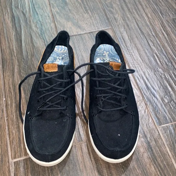 Olukai Manoa black shoe with laces
