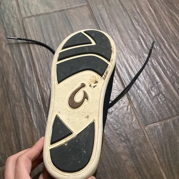Olukai Manoa black shoe with laces