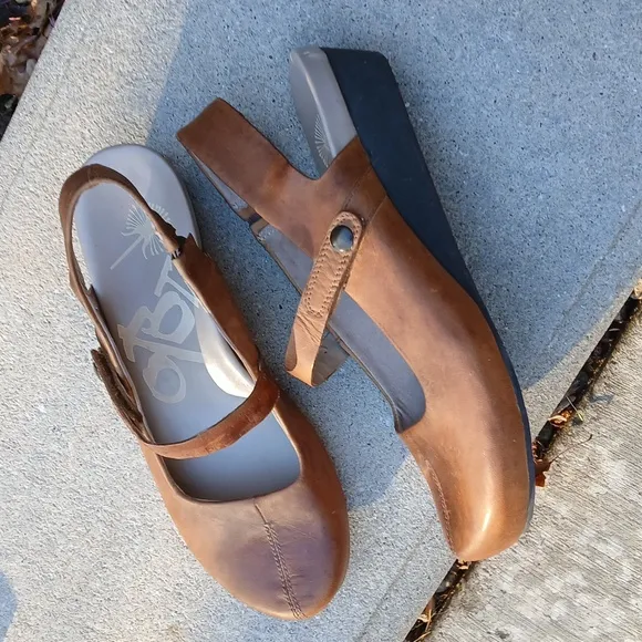 OTBT Wedge Brown Leather MARYJANE Shoes Size 9