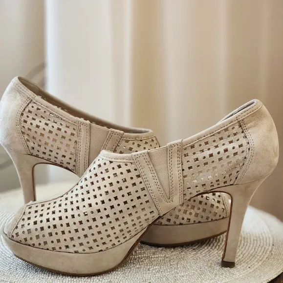 Paul Green 'Passion' Bootie-Gold Suede- Size US 9. NEW CODITION