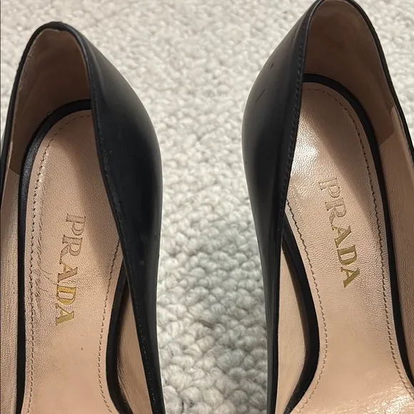 Prada Elegant Black Leather Pumps