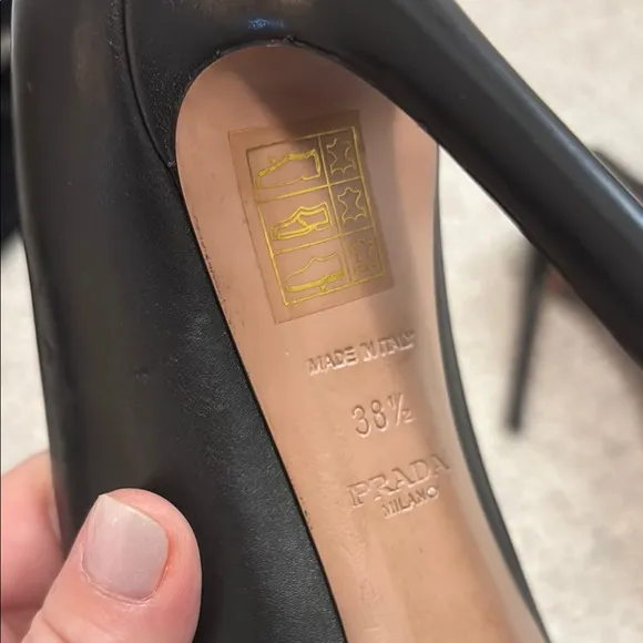 Prada Elegant Black Leather Pumps