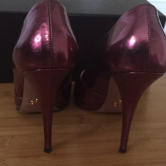 Prada Metallic Purple Patent Leather Peep Toe Pumps Heels 38.5 US 8