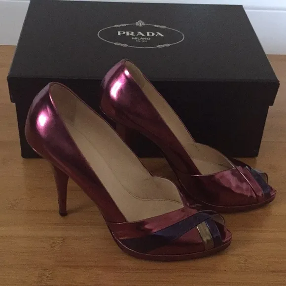 Prada Metallic Purple Patent Leather Peep Toe Pumps Heels 38.5 US 8