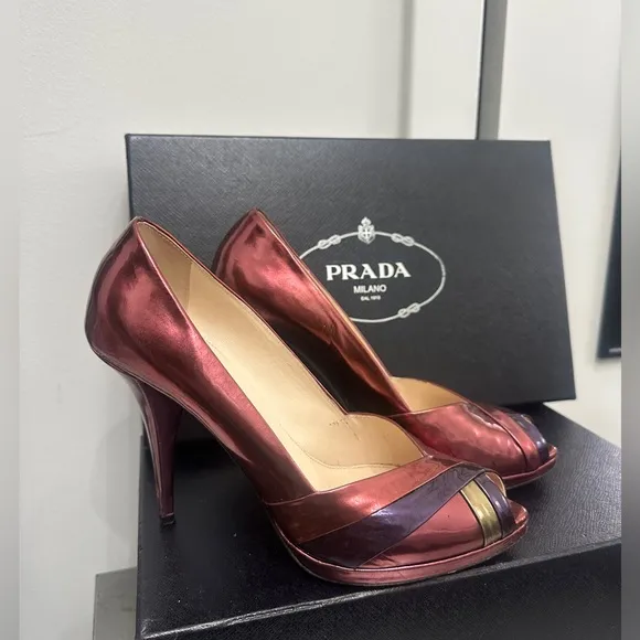 Prada Metallic Purple Patent Leather Peep Toe Pumps Heels 38.5 US 8