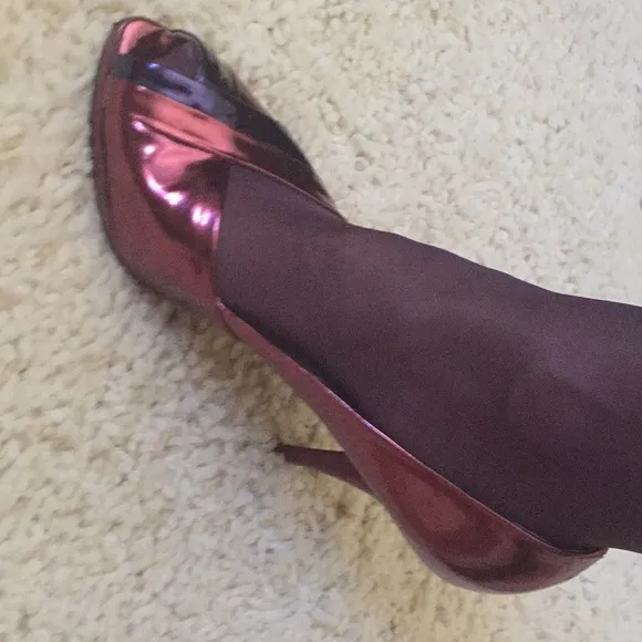 Prada Metallic Purple Patent Leather Peep Toe Pumps Heels 38.5 US 8