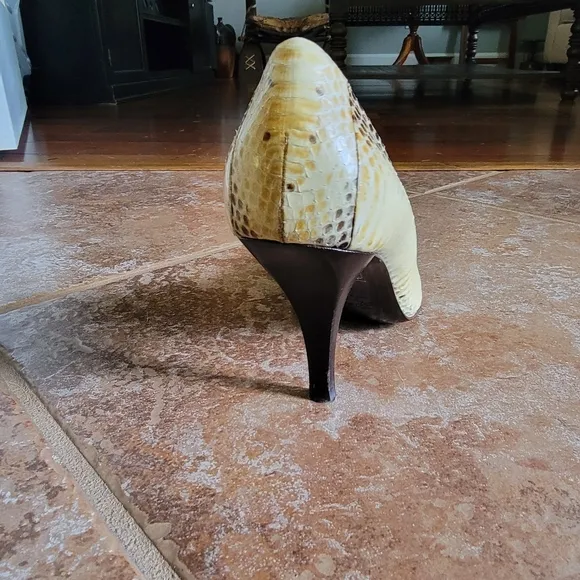 Roger Vivier Tan Python Pumps Shoes Sz. 38.5