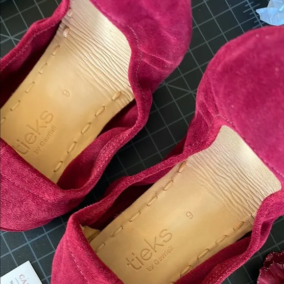 Rouge Suede Tieks Women's Ballet Flats size 9 never worn