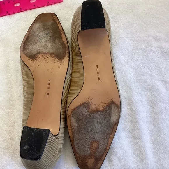 SALVATORE FERRAGAMO Beige Tan closed toe 1&quot; kitten heel sz 7.5 VTG feel shoe