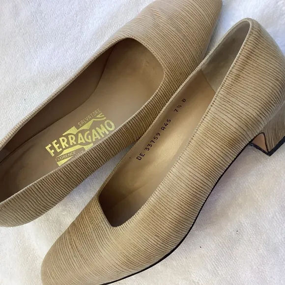 SALVATORE FERRAGAMO Beige Tan closed toe 1&quot; kitten heel sz 7.5 VTG feel shoe