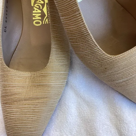 SALVATORE FERRAGAMO Beige Tan closed toe 1&quot; kitten heel sz 7.5 VTG feel shoe