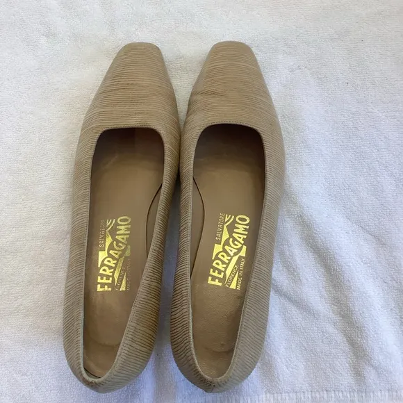 SALVATORE FERRAGAMO Beige Tan closed toe 1&quot; kitten heel sz 7.5 VTG feel shoe