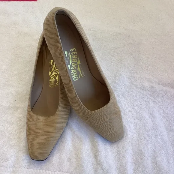 SALVATORE FERRAGAMO Beige Tan closed toe 1&quot; kitten heel sz 7.5 VTG feel shoe
