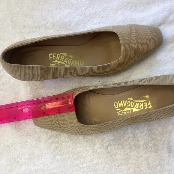 SALVATORE FERRAGAMO Beige Tan closed toe 1&quot; kitten heel sz 7.5 VTG feel shoe