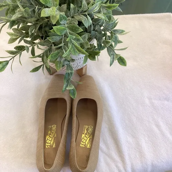 SALVATORE FERRAGAMO Beige Tan closed toe 1&quot; kitten heel sz 7.5 VTG feel shoe