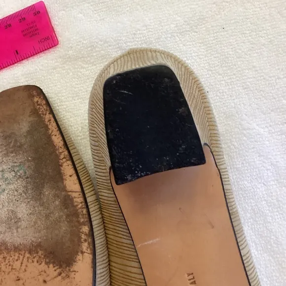 SALVATORE FERRAGAMO Beige Tan closed toe 1&quot; kitten heel sz 7.5 VTG feel shoe
