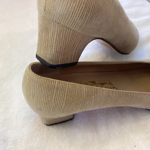 SALVATORE FERRAGAMO Beige Tan closed toe 1&quot; kitten heel sz 7.5 VTG feel shoe