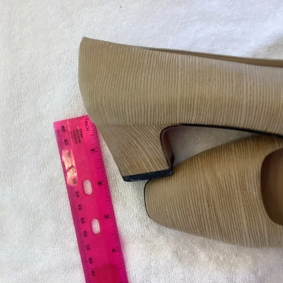 SALVATORE FERRAGAMO Beige Tan closed toe 1&quot; kitten heel sz 7.5 VTG feel shoe