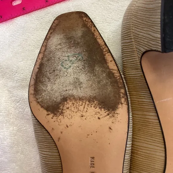 SALVATORE FERRAGAMO Beige Tan closed toe 1&quot; kitten heel sz 7.5 VTG feel shoe
