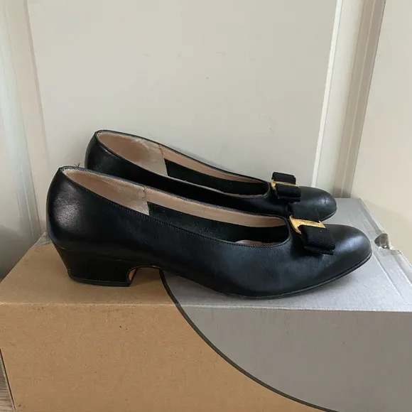 Salvatore Ferragamo Black Leather Vera Vara Bow Pumps Kitten Heel Shoes- SZ 8.5