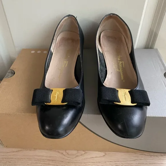Salvatore Ferragamo Black Leather Vera Vara Bow Pumps Kitten Heel Shoes- SZ 8.5