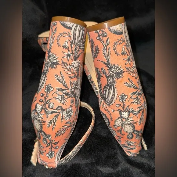 Sam Edelman Orange and Black Heels with Elegant Design