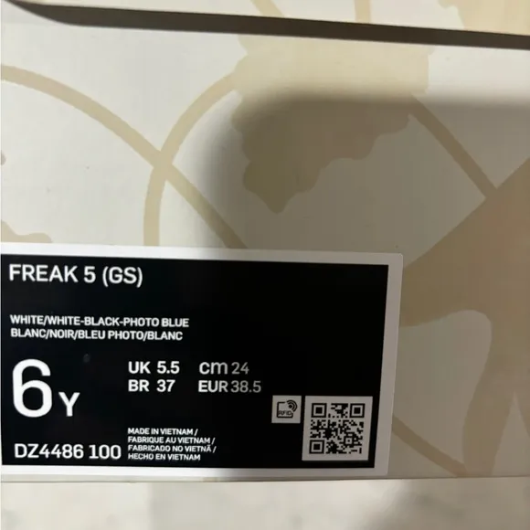 Size 5.5Y/6Y Nike Freak 5 GSBig  Kids Basketball Shoes White Black DZ4486-100