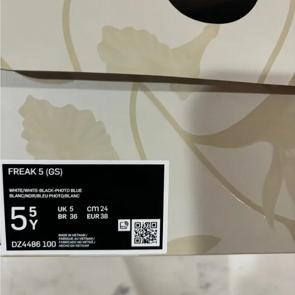 Size 5.5Y/6Y Nike Freak 5 GSBig  Kids Basketball Shoes White Black DZ4486-100