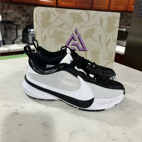 Size 5.5Y/6Y Nike Freak 5 GSBig  Kids Basketball Shoes White Black DZ4486-100
