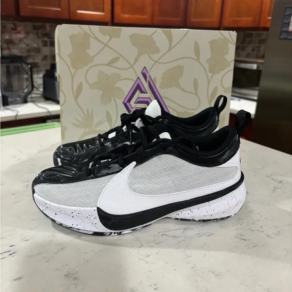 Size 5.5Y/6Y Nike Freak 5 GSBig  Kids Basketball Shoes White Black DZ4486-100