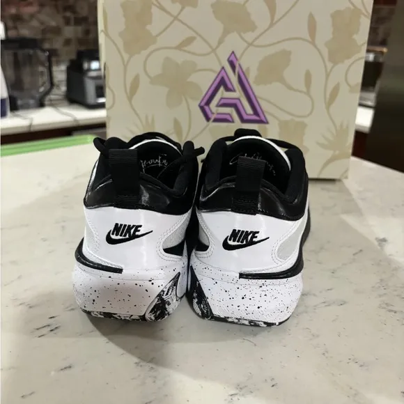 Size 5.5Y/6Y Nike Freak 5 GSBig  Kids Basketball Shoes White Black DZ4486-100