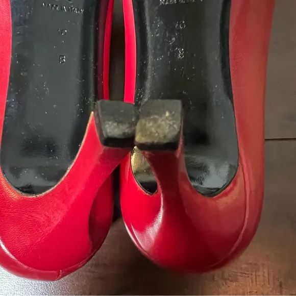 ST. JOHN Designer Red Pumps Closed Pointed Toe Shoes Heels Logo Size 10