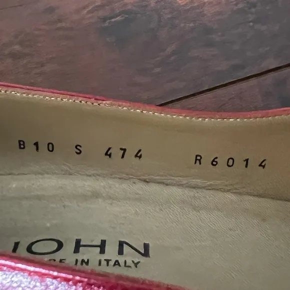 ST. JOHN Designer Red Pumps Closed Pointed Toe Shoes Heels Logo Size 10