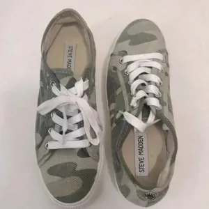 Steve Madden EMMI 1.5” Platform Sneakers Women shoes Camouflage Size 7.5 Camo