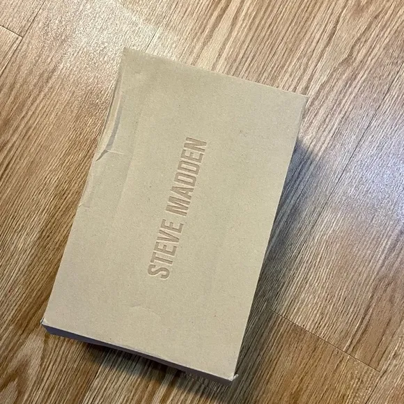 Steve Madden Tamper Pump