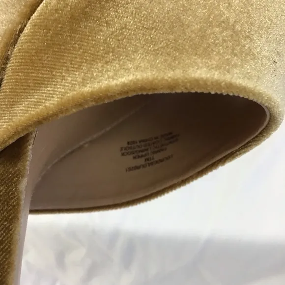 STEVE MADDEN WOMEN MUSTARD GOLD VELVET BUCKEL ANKLE STRAP OPEN TOE HEEL SHOES 11