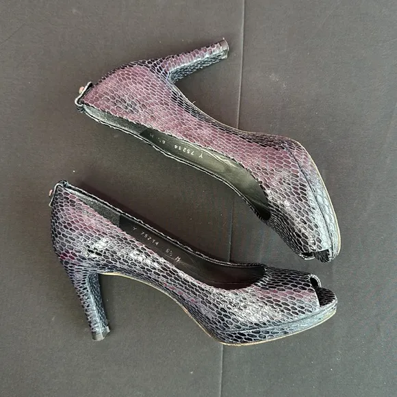 Stuart WEITZMAN Black Leather Reptile Peep Toe Pumps