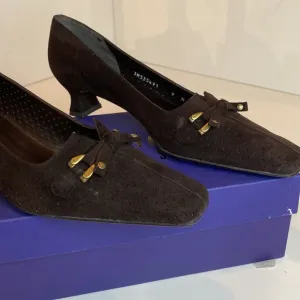 Stuart Weitzman Chocolate Brown Pierced Suede 1.5” Kitten Heel pumps BNIB 9N
