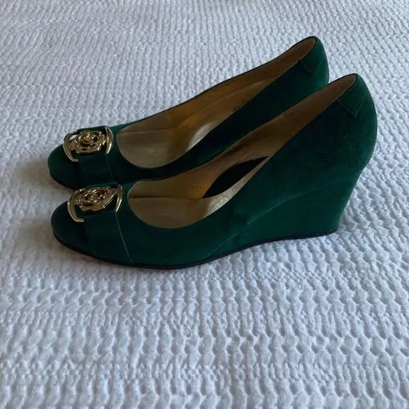 Taryn Rose Wedge Heel Kelly Green Suede Gold Metal Detail Women's Size 6.5