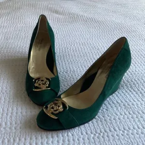 Taryn Rose Wedge Heel Kelly Green Suede Gold Metal Detail Women's Size 6.5