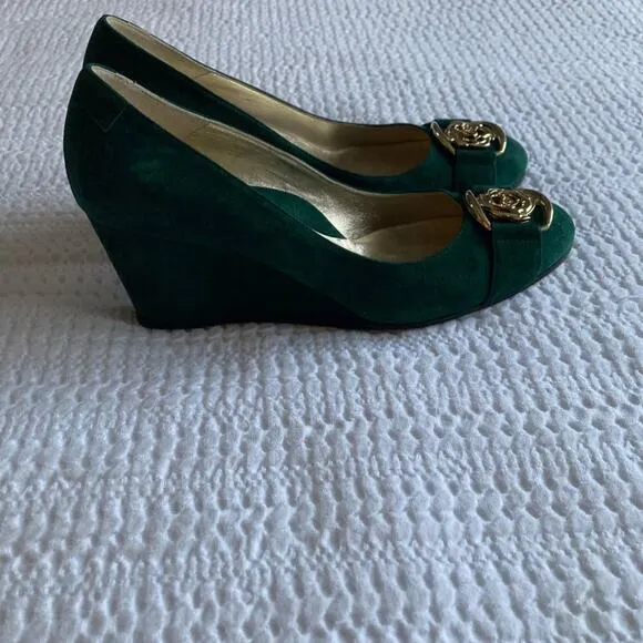 Taryn Rose Wedge Heel Kelly Green Suede Gold Metal Detail Women's Size 6.5