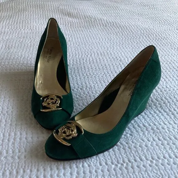 Taryn Rose Wedge Heel Kelly Green Suede Gold Metal Detail Women's Size 6.5