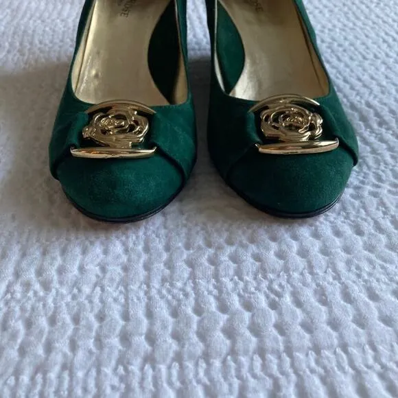 Taryn Rose Wedge Heel Kelly Green Suede Gold Metal Detail Women's Size 6.5
