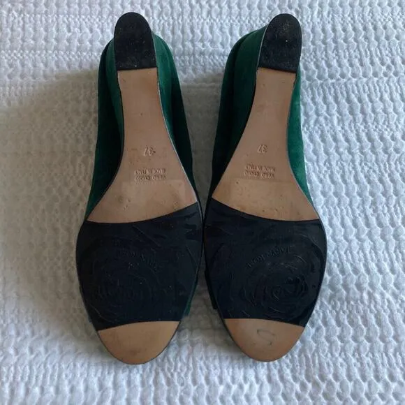 Taryn Rose Wedge Heel Kelly Green Suede Gold Metal Detail Women's Size 6.5