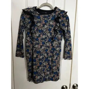 TEA COLLECTION Ruffled Shoulder Flower Patch Dress - Indigo ‎ Girls 10