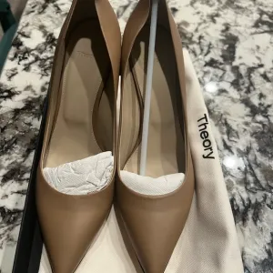 Theory City Pump in Italian Leather Dark Nude