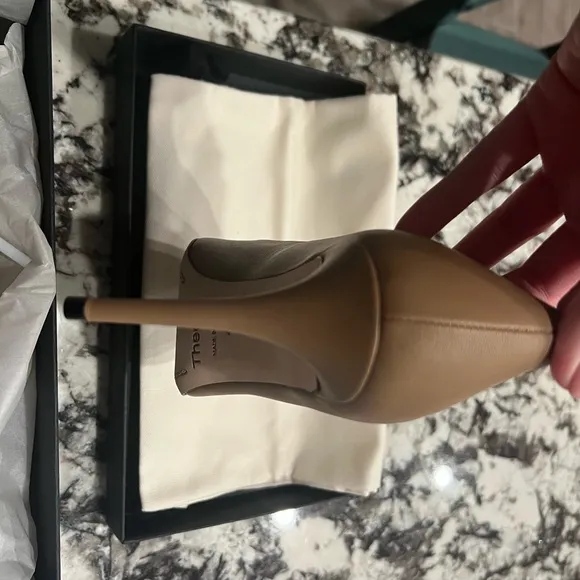 Theory City Pump in Italian Leather Dark Nude