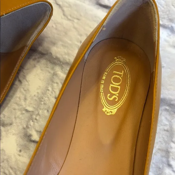 Tod's Women's Tan Leather Flats