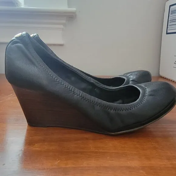Tory Burch Black Leather Wedge Pumps Womens 9.5 Shoes Gold Logo on Heel