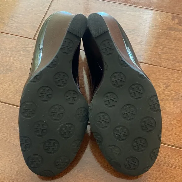 Tory Burch Black Patent Leather Logo Embellished Wedge Pumps.